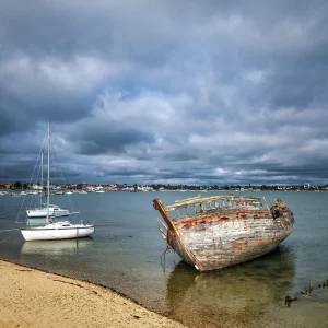 Bateau sur le bord de mer - location appartement roscanvel vue mer